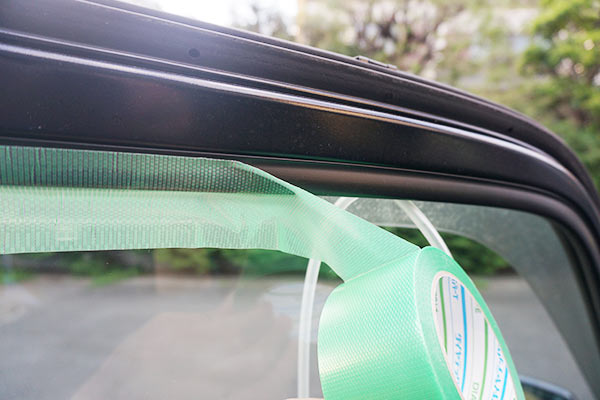 窓にできた隙間部分を剥がしやすい養生テープなどを使い密閉率を高めます。